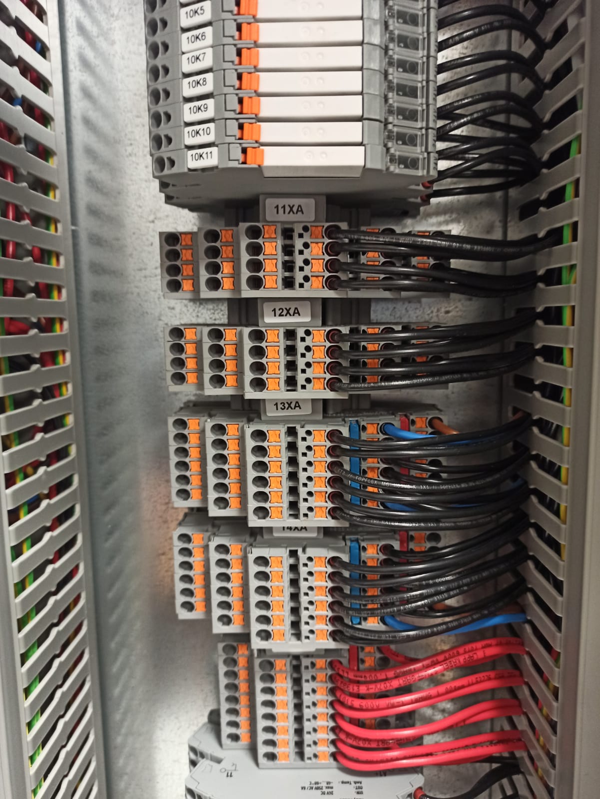 Primer plano de bornas y cableado ordenado