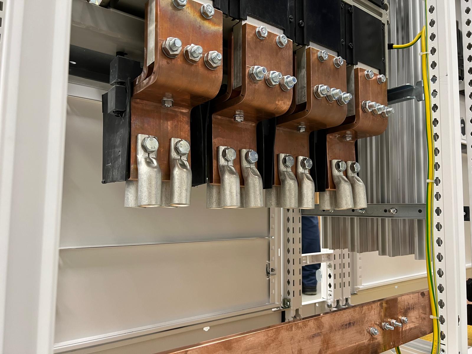 Detalle de conexiones y embarrado de cobre en un cuadro eléctrico