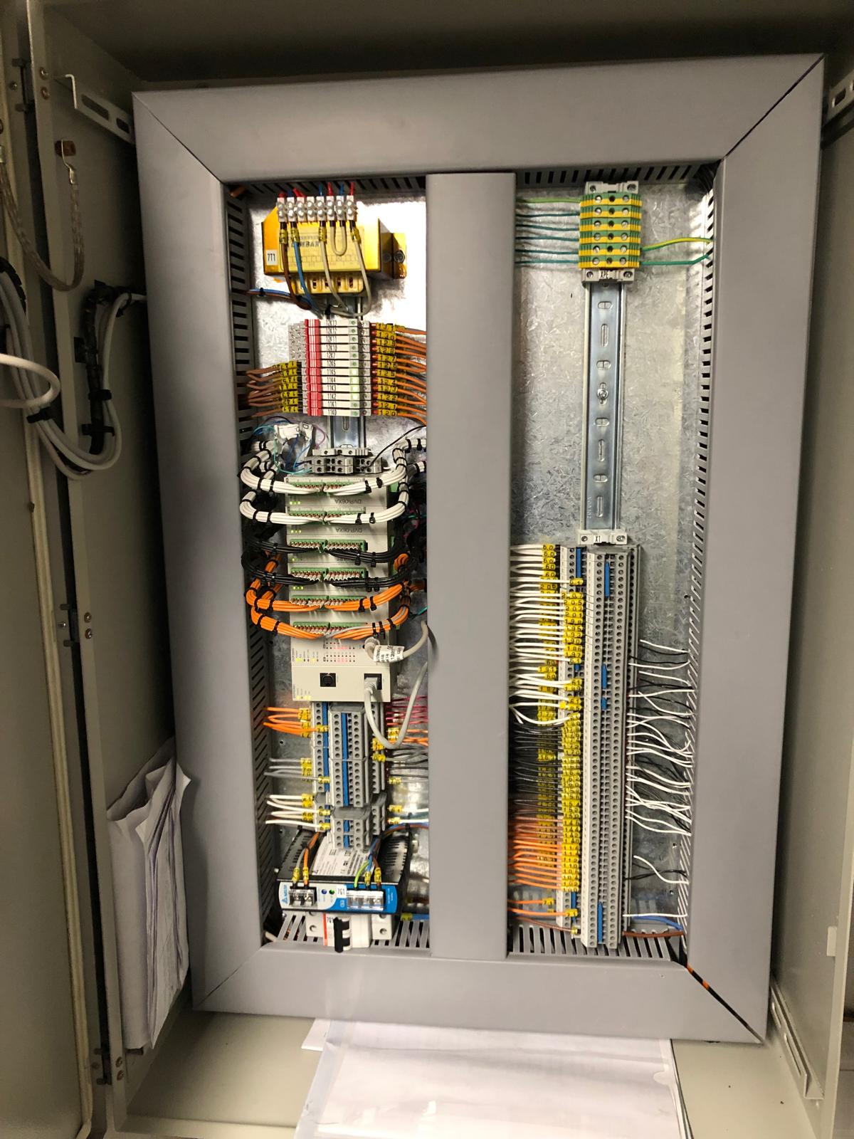 Detalle interior de un cuadro de control con módulos y bornas