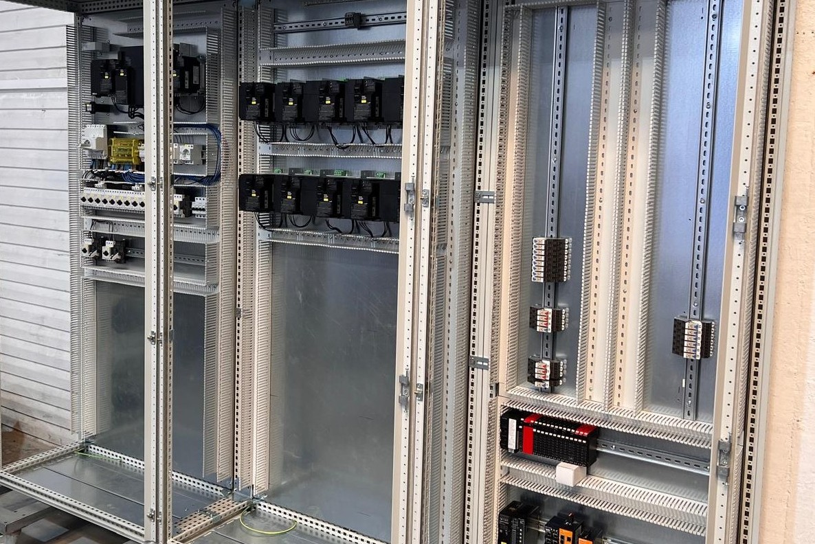Interior de varios cuadros eléctricos con variadores, protecciones y cableado