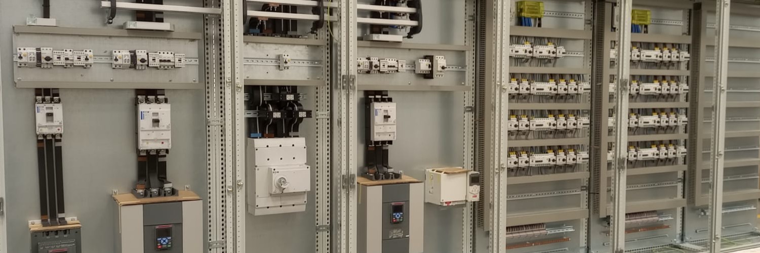 Vista panorámica de un conjunto de cuadros eléctricos de potencia y control