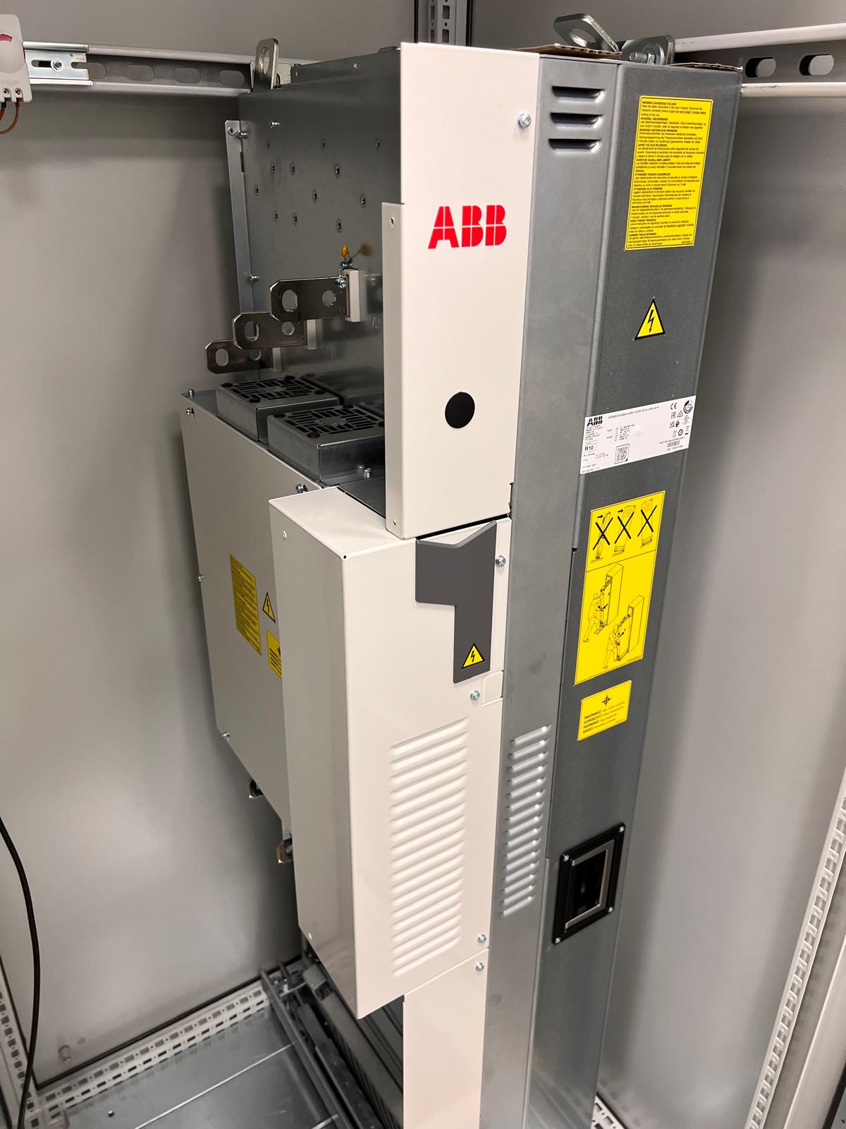 Detalle de un variador de frecuencia montado en un cuadro eléctrico